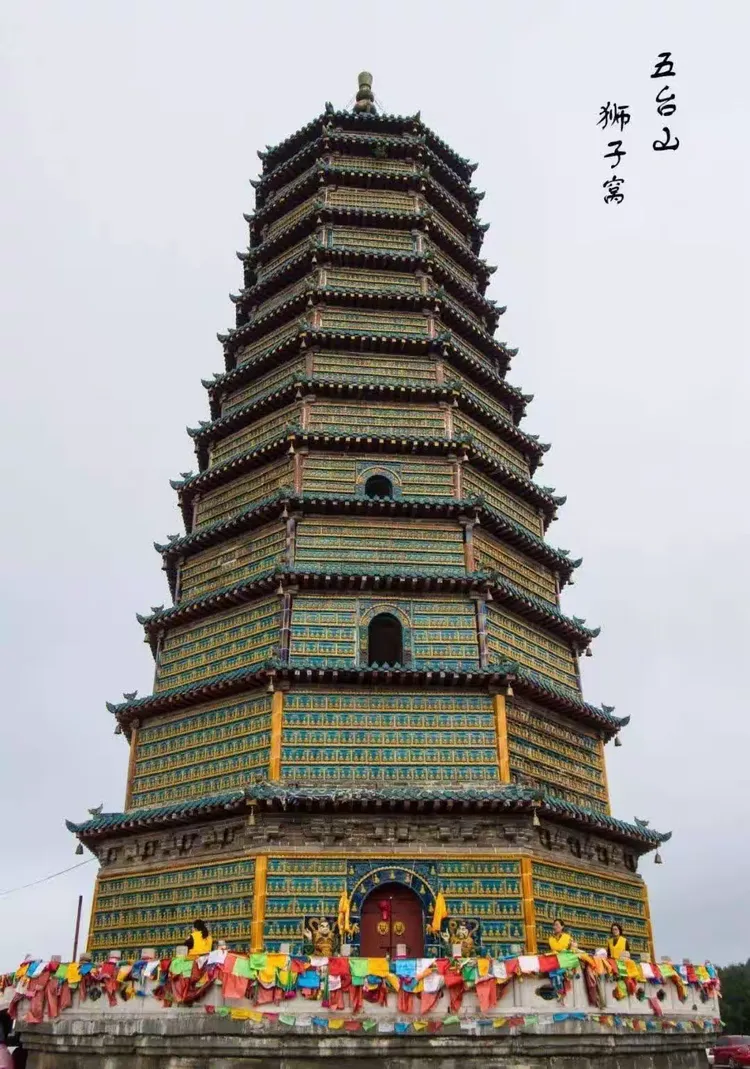 下图为狮子窝万佛宝塔，不知你绕了不？