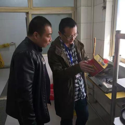 师生利益无小事，食品安全是大事。蒋李集监管所对学校周边超市进行监督检查。