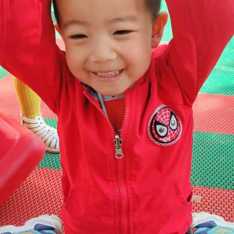 当清晨的第一缕阳光叫醒沉睡的大地，我们幼儿园也被小朋友稚嫩的童声唤醒~美好的生活即将开始🤗🤗