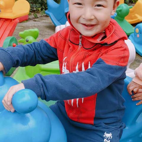 美好的一周结束啦，让我们一起来看看中二班的小可爱🤗🤗🤗