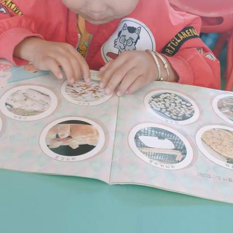 童年就像一个万花筒，装满了我们的点点滴滴，童年犹如夜里的银河，银河里挤满了无数的星星 ~