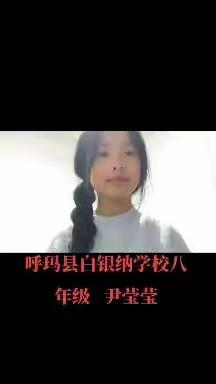 八年级学生致敬祖国