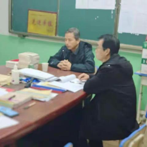总结中明确方向，反思中提升素养——山寨学区峡滩小学举行中考质量分析和前半期工作总结活动