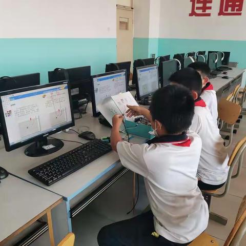 交通信号灯——唐山市第二十中学信息科技社团活动。