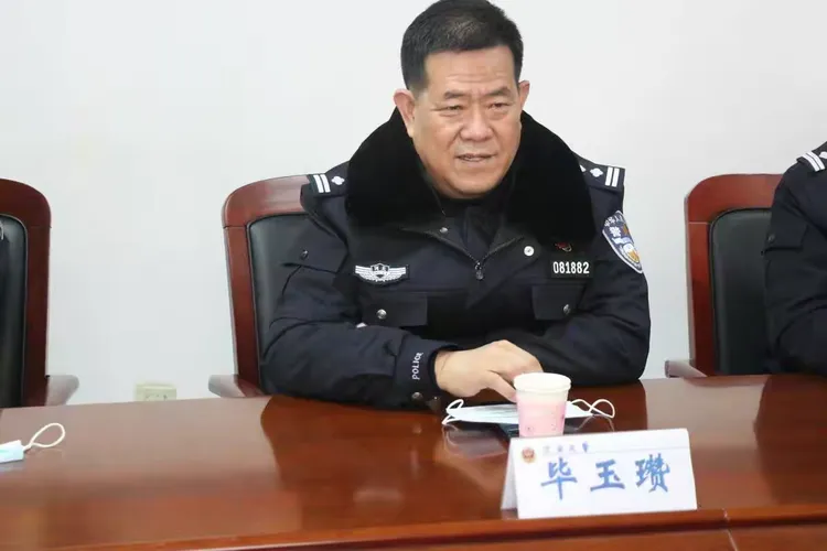 中国人保财险迁安支公司向公安一线执勤人员捐赠口罩