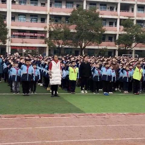国旗下的精彩五四班：不负春光，一起向未来！
