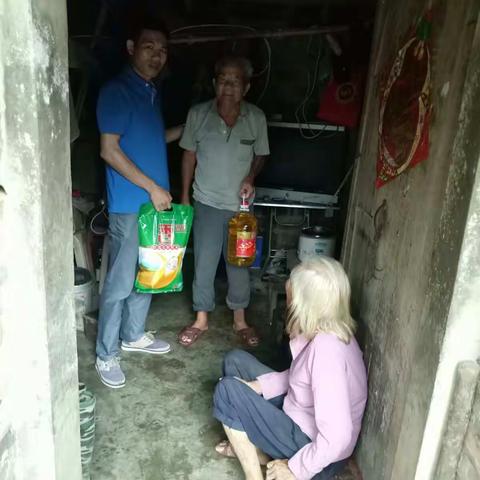 台风“塔拉斯”刚走联通公司深入慰问贫困户。