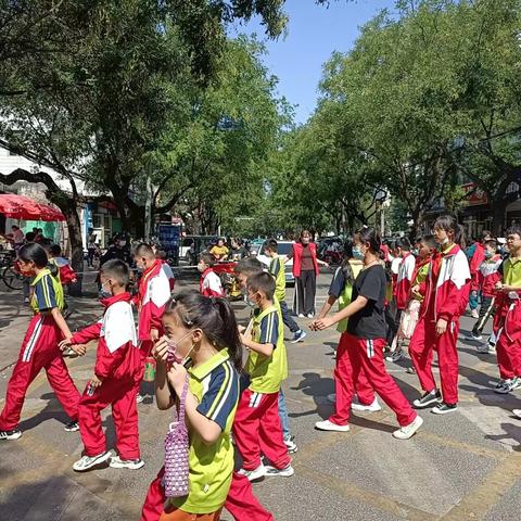 兴安小学4（2）班家长守护篇一幸福的孩子在这里。