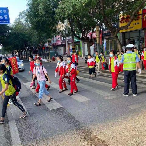 兴安小学三年级三班，为爱守护，家长全天值勤剪辑👍👍👍