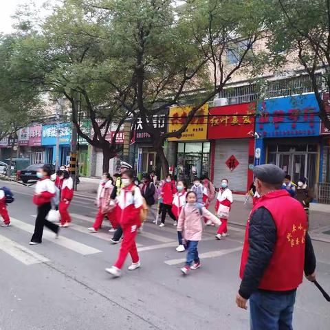 守护校园平安3.3班值勤风采展示