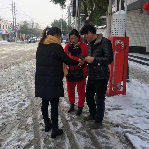 长丰支行个金部和各网点财富经理周末冒雪进行旺季重点产品营销宣传以及电话外拨精准营销活动