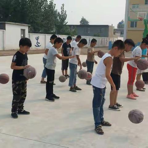 高城子小学篮球社团活动