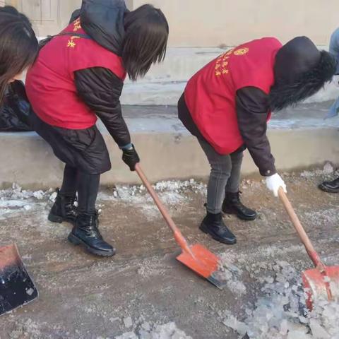 共驻共建齐合力 清扫积雪暖民心