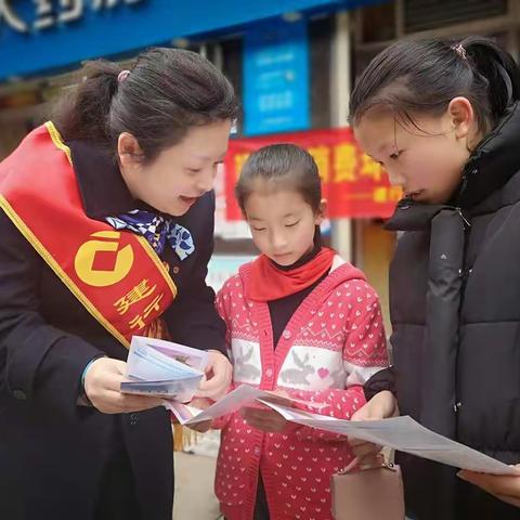 建和谐消费环境，行安全金融之路——建行湖南雨花亭支行深入街道社区开展消费者权益保护知识宣传活动