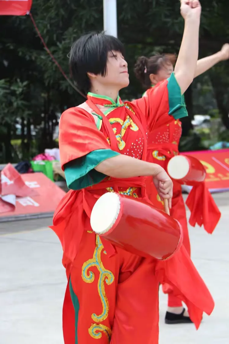 腰鼓舞《开门红》助推健康生活