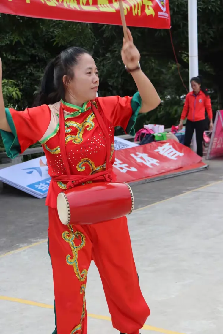 腰鼓舞《开门红》助推健康生活