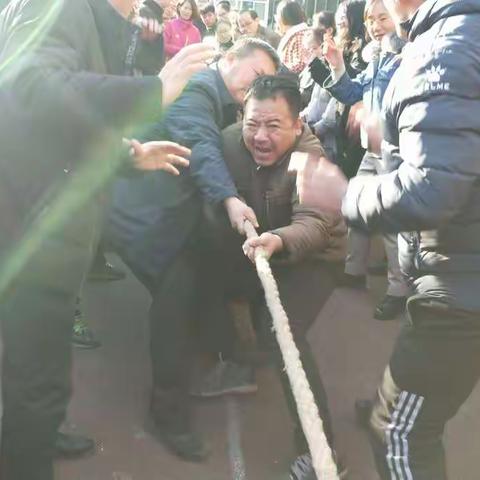 齐心协力来拔河   百折不挠终夺冠