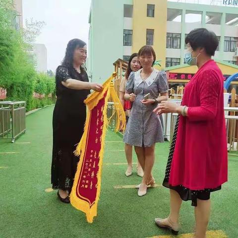 邹城市接驾山小学幼儿园 中三班 “锦旗表心意，爱意暖人心”