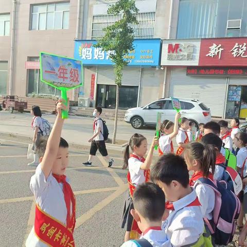 夏日绵绵，艳阳高照，灵宝市第四小学三（9）班向阳花中队全体师生和家长有幸迎来暑假前最后一周文明值勤岗任务✊