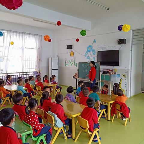 2019年海头镇中心幼儿园大二班组织了“献给妈妈的礼物”三·八节主题活动