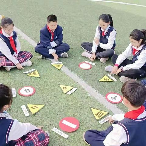 小手拉大手，交通安全一起走—梅园路小学主题班队会