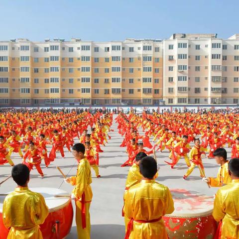 锣鼓喧天喜迎国庆                                    精神抖擞拼搏赛场