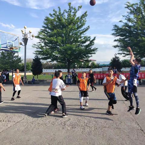 驰骋篮球赛场，少年青春飞扬