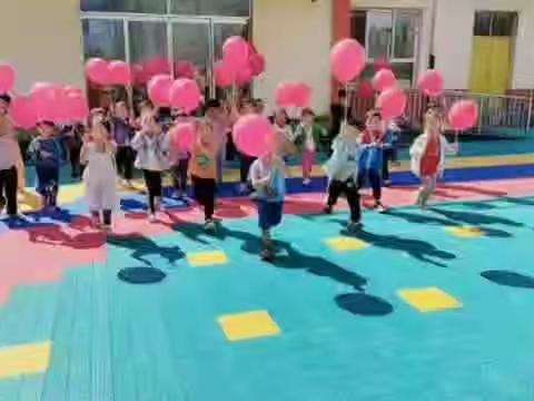 巍巍中华喜洋洋，泱泱华夏添吉祥，喜迎国庆心欢畅，快乐祝愿共分享。（郑村幼儿园祝祖国繁荣昌盛）