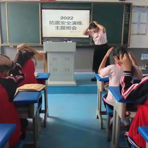 鲁庄小学防震演练——我以我心防震害，我以我行建和谐。