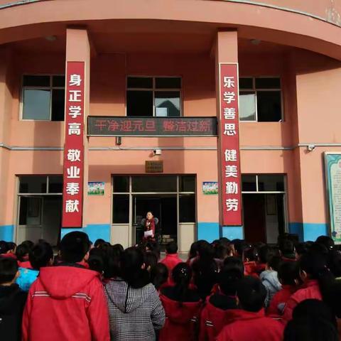 李店小学“干净迎元旦，整洁过新年”拔河比赛