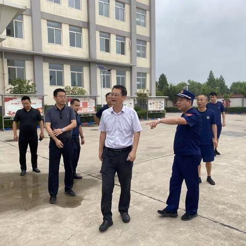 高新区党工委副书记、管委会副主任唐立军带队深入高新二十路专职站检查防汛应急救援工作开展情况