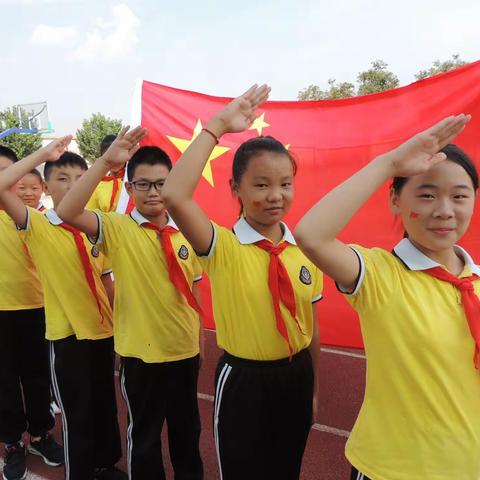 红旗伴我成长，明日为国担当——曲阜市姚村镇薛村小学“我与国旗合影”活动