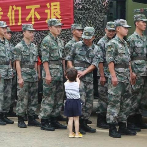 郑州:给救灾的解放军叔叔送水果的儿童