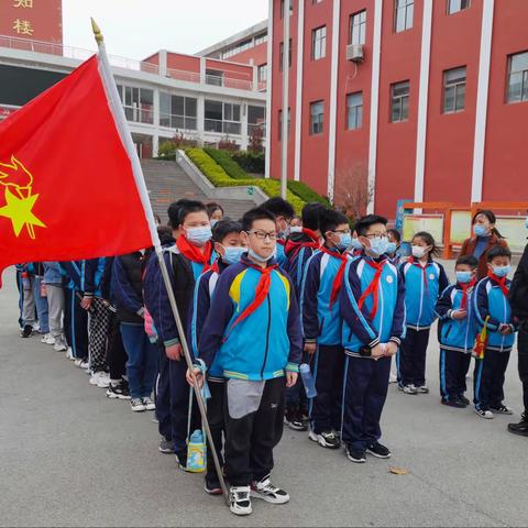 “春风已解千层雪，后辈难忘先烈恩”——峄城区匡衡小学清明节扫墓活动