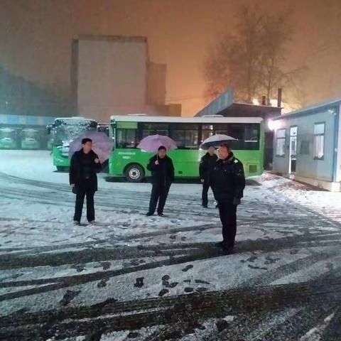 大雪挡不住公交人的使命