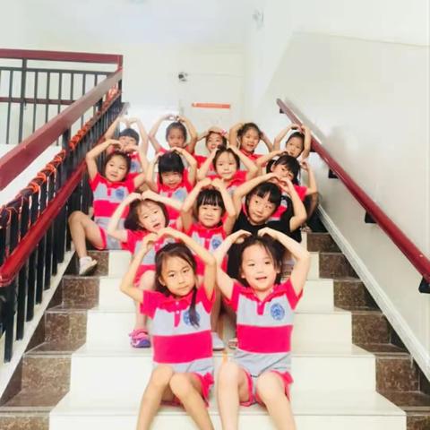 北师大实验幼儿园新郑园大班毕业典礼邀请函