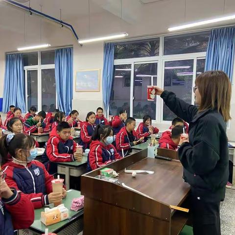 表彰优秀学生，彰显榜样力量——苏辙中学八年级三班优秀学生颁奖典礼