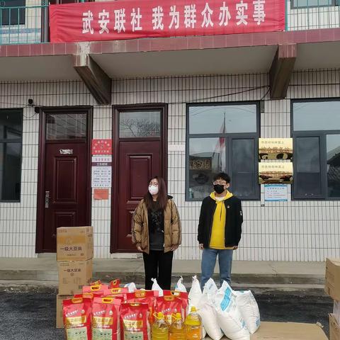 我们柏林寨上村的两位大学生李博阳，李梦瑶也利用假期勤工俭学攒下的钱，奉献出来看望了因病造成的困难户。