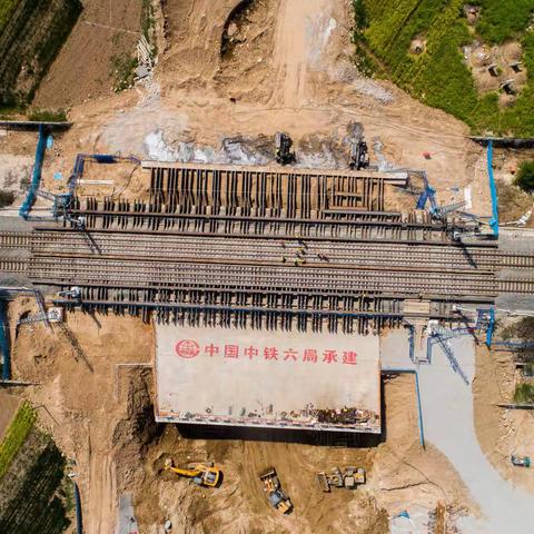 河南省濮阳市首座下穿瓦日重载铁路框构桥顺利顶进就位