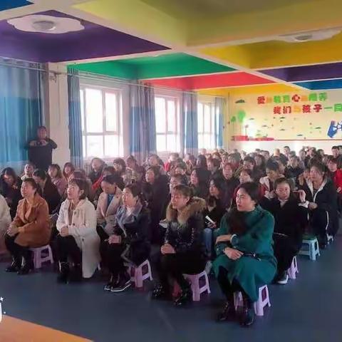 "玩中学  做中乐"-------遵化市示范性幼儿园中心组举行室内区域教研活动