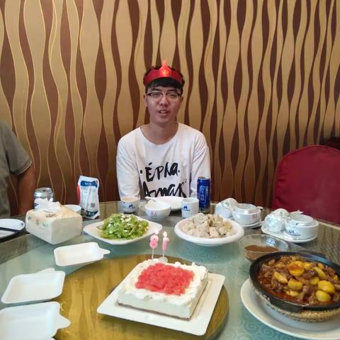 祝你金榜题名，再加生日快乐；愿你走出半生，归来仍是少年