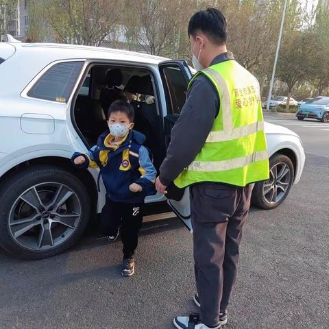 爱心“护学”，助力成长