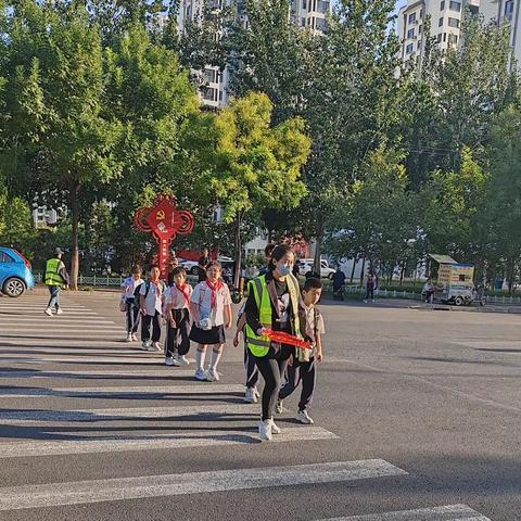 "爱心汇聚,护学前行:爱心护学岗助力校园安全"
