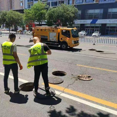 排水三所疏通清掏兴安路与新华大街交汇处污水管道