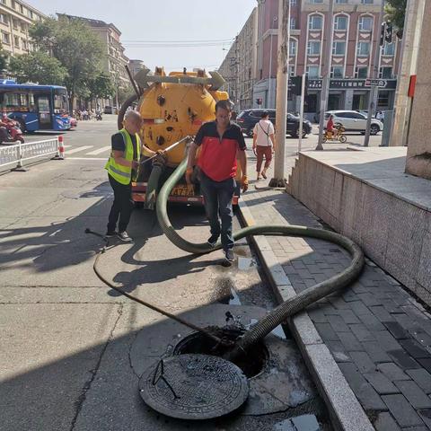 排水三所清掏疏通光华街与兴安路交汇处污水管道