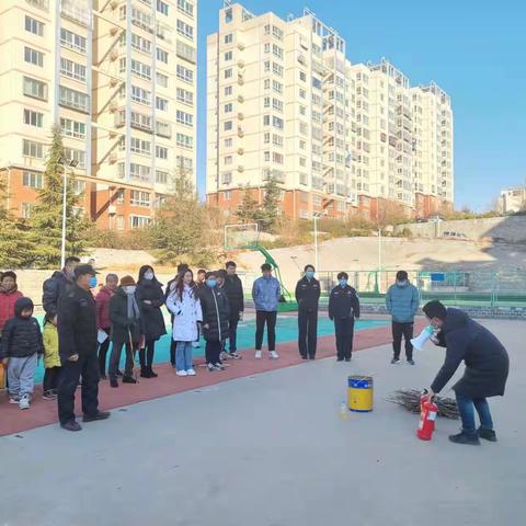 兴隆山庄社区开展灭火器使用实战演练