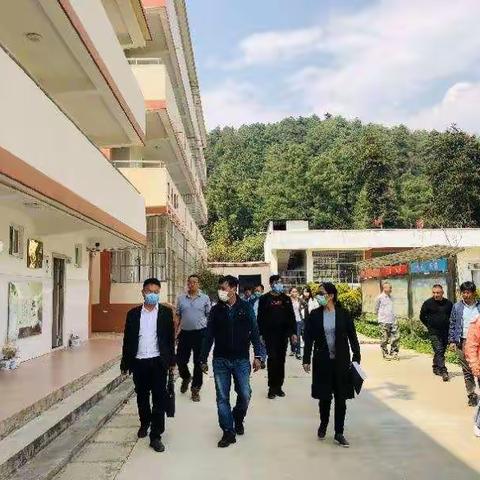 春和街道党工委书记马霄一行到黄草坝、波衣小学检查疫情防控和复学准备工作