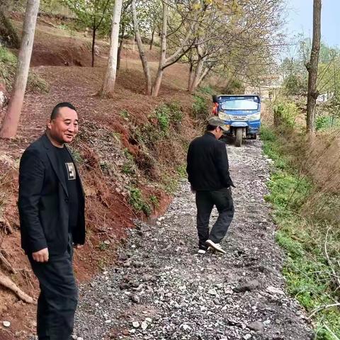 栽花植绿正当时   环境整治共行动