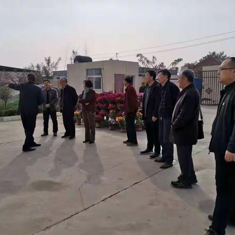卫辉市关心下一代工作委员会到娘娘庙完小视察暨捐书活动