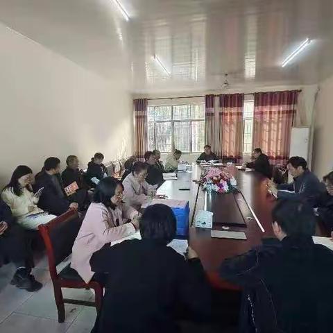 东风送暖柳丝绦，洁美校园你我他————记佐龙小学新学期环境卫生大扫除